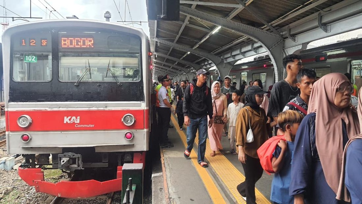 KCI Kecam Viral Penumpang Diduga BAB di KRL, siap Tindak Tegas