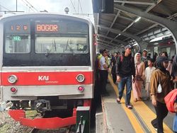 Mobil Tertemper KA di Lintasan Bogor, KRL Bogor-Jakarta Sempat Terganggu