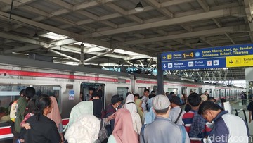    Lebaran Sepi? Ini yang Beda di KRL Sekarang!   KRL Lebaran: Bukan Cuma Mudik, Ada Kejutan Lain!   Libur Lebaran Naik KRL: Siap-Siap Terkejut dengan Perubahannya!   KRL Berubah Wajah Saat Lebaran: Penumpang Wajib Tahu!   Jangan Kaget! Ini yang Bikin Lib