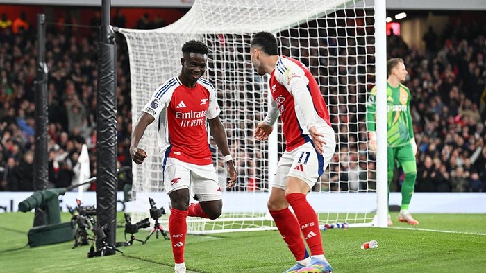 LONDON, ENGLAND - APRIL 01: Bukayo Saka of Arsenal (L) celebrates scoring his teams second goal with teammate Gabriel Martinelli during the Premier League match between Arsenal FC and Fulham FC at Emirates Stadium on April 01, 2025 in London, England. (Photo by Stuart MacFarlane/Arsenal FC via Getty Images)