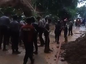 Longsor di Jatiwaras Tutup Jalan Alternatif Tasikmalaya-Pangandaran