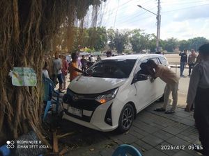 Detik-detik Mobil Tabrak Pengunjung Warung Dekat Masjid Kauman Jogja Detik-detik Mobil Tabrak Pengunjung Warung Dekat Masjid Kauman Jogja