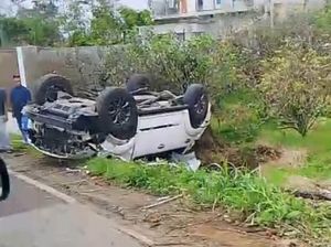 Mobil Bawa Wisatawan Terbalik di Kawasan Bromo Alami Rem Blong Mobil Bawa Wisatawan Terbalik di Kawasan Bromo Alami Rem Blong