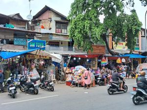 Pedagang Mainan Pasar Gembrong Ngeluh Omzet Terjun Bebas di Lebaran 2025