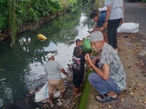 Pemobil Buang Sampah Kotoran Sapi di Kanal Gowa Berdalih karena Mudah Larut Pemobil Buang Sampah Kotoran Sapi di Kanal Gowa Berdalih karena Mudah Larut