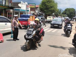 Arus Lalu Lintas Padat, Satlantas Trenggalek Terjunkan Tim Pengurai