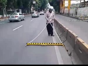 Polisi Patroli dan Bersihkan Ranjau Paku di Jalan Arah Semanggi Polisi Patroli dan Bersihkan Ranjau Paku di Jalan Arah Semanggi