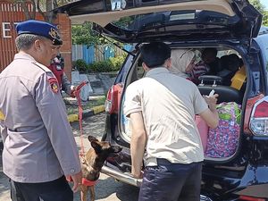Polisi Perketat Pemeriksaan di Pelabuhan Gilimanuk, Anjing K9 Dikerahkan Polisi Perketat Pemeriksaan di Pelabuhan Gilimanuk, Anjing K9 Dikerahkan