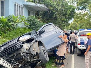 Mobil Oleng dan Tabrak Buk di Jalan Jogja-Wonosari Mobil Oleng dan Tabrak Buk di Jalan Jogja-Wonosari