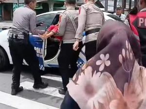 Respons Cepat Polisi Tembus Lalin Padat-Kawal Bocah Kejang ke RS di Sumedang