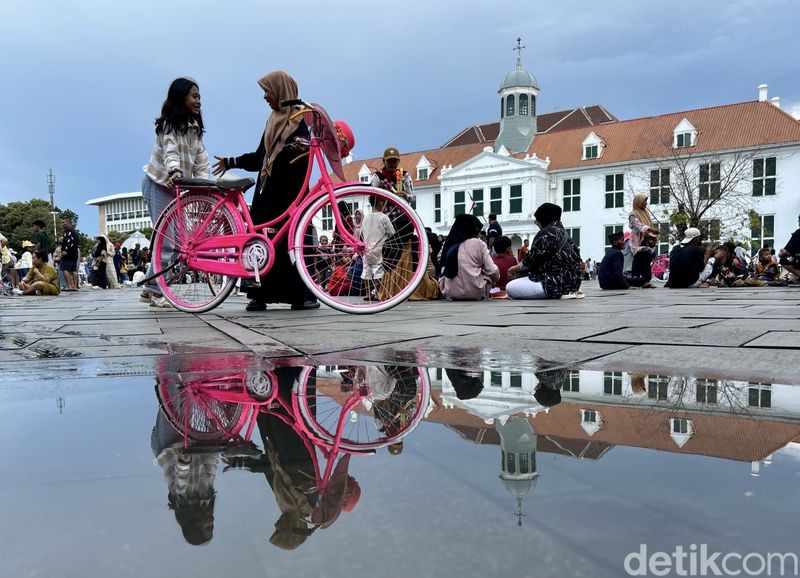 Sejumlah warga tengah mengisi waktu libur Idul Fitri 1446 H di kawasan Kota Tua, Jakarta, Rabu (2/4/2025).