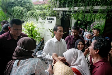    Lautan Manusia Tumpah Ruah di Kediaman Jokowi: Tradisi Lebaran yang Tak Lekang Waktu   Jokowi Magnet Lebaran: Ribuan Warga Padati Rumah Pribadi, Ada Apa?   Lebaran Ala Jokowi: Pintu Rumah Terbuka Lebar, Warga Antusias Bersilaturahmi   Dari Anak Cucu Hingga Kake