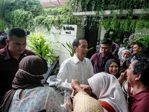 Ramainya Warga Mengunjungi Kediaman Jokowi Saat Lebaran Ramainya Warga Mengunjungi Kediaman Jokowi Saat Lebaran