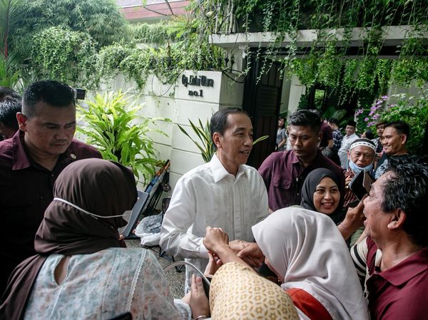 Ramainya Warga Mengunjungi Kediaman Jokowi Saat Lebaran
