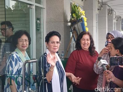 Selebritas Lintas Generasi Melayat ke Rumah Duka Ray Sahetapy