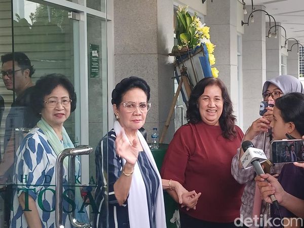 Selebritas Lintas Generasi Melayat ke Rumah Duka Ray Sahetapy