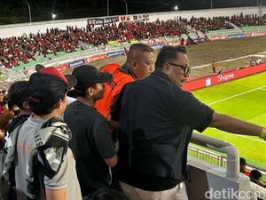 Penonton PSM Makassar Vs CAHN FC Protes Beli Tiket tapi Tak Dapat Kursi Penonton PSM Makassar Vs CAHN FC Protes Beli Tiket tapi Tak Dapat Kursi