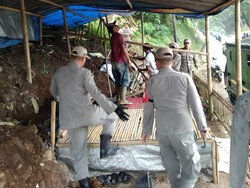 Warung Liar di Zona Merah Longsor Cianjur Dibongkar Satpol PP