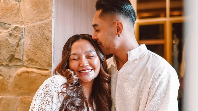 Update Informasi Selebriti InsertLive : Haru Krisjiana Temani Siti Badriah Lahiran Anak Kedua: Istri Saya Dibedah Berkali-kali