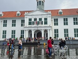Kota Tua Tetap Ramai Dikunjungi di Libur Lebaran Meski Diguyur Hujan