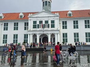 Kota Tua Tetap Ramai Dikunjungi di Libur Lebaran Meski Diguyur Hujan Kota Tua Tetap Ramai Dikunjungi di Libur Lebaran Meski Diguyur Hujan