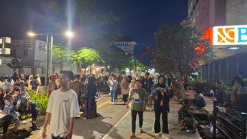    Kota Tua Bergeming: Malam Makin Panjang, Pengunjung Makin Tumpah!   Saatnya Kota Tua Bersinar: Wisatawan Malam Serbu Kawasan Bersejarah!   Bukan Hantu, Tapi Wisatawan! Kota Tua Hidup Kembali di Bawah Rembulan   Fenomena Kota Tua: Semakin Larut, Semakin Ramai! Apa yang Terjadi?   Kota Tua Tak Pernah Tidur: Magnet Wisata