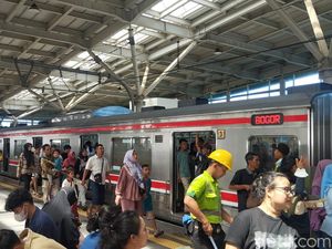 Cerita Pekerja Kaget KRL Mulai Penuh Saat Libur Lebaran Cerita Pekerja Kaget KRL Mulai Penuh Saat Libur Lebaran