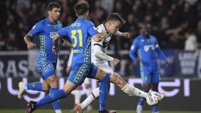 Bolognas Thijs Dallinga scores their sides second goal of the game during the Italian Cup, semi-final, first leg soccer match between Empoli and Bologna at the Renato Castellani stadium, in Empoli, Italy, Tuesday April 1, 2025. (Massimo Paolone/LaPresse via AP)