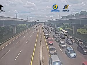 Lalin Tol Japek dan MBZ Arah Cikampek Padat di Sejumlah Titik Siang Ini