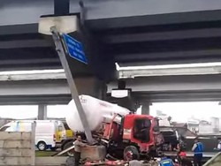 Truk Tangki Gas Kecelakaan di Cikunir, Melintang di Jalan