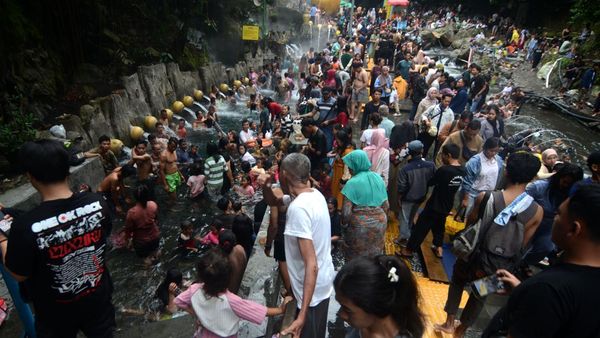 Tumpah Ruah Wisatawan di Pemandian Guci Tegal