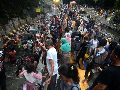 Tumpah Ruah Wisatawan di Pemandian Guci Tegal
