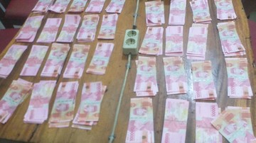    Belanja Haram di Kemang: Wanita Terciduk Bawa Gepokan Uang Palsu!   Kemang Geger! Wanita Berduit Palsu Ditangkap Saat Asyik Belanja   Uang Palsu Puluhan Juta Beredar di Kemang, Wanita Ini Jadi Dalangnya?   Modus Belanja Mewah dengan Uang Palsu Terbongkar di Kemang!