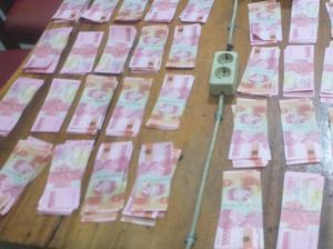 Wanita Bawa Uang Palsu Puluhan Juta di Mal Kawasan Kemang Diringkus Wanita Bawa Uang Palsu Puluhan Juta di Mal Kawasan Kemang Diringkus