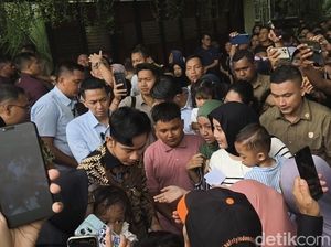 Gibran Bagikan Amplop ke Anak-anak di Rumah Jokowi Gibran Bagikan Amplop ke Anak-anak di Rumah Jokowi