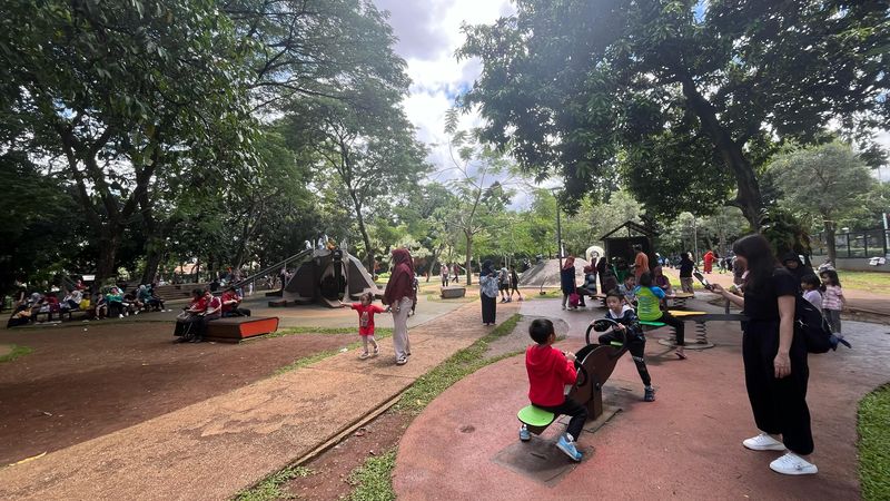 Ruang terbuka hijau (RTH) Tebet Eco Park di Jakarta Selatan menjadi salah satu destinasi rekreasi warga Jakarta untuk berlibur Lebaran 2025. Warga memboyong keluarga mereka karena bisa piknik murah di Tebet Eco Park, Rabu (2/4/2025).