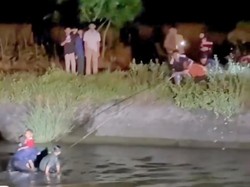 Mobil Ditumpangi 1 Keluarga Jatuh ke Tanggul Irigasi di OKU Timur