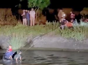 Mobil Ditumpangi 1 Keluarga Jatuh ke Tanggul Irigasi di OKU Timur Mobil Ditumpangi 1 Keluarga Jatuh ke Tanggul Irigasi di OKU Timur
