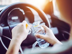 Hidrasi Penting saat Berkendara Jarak Jauh, Perlukah Minum Isotonik?