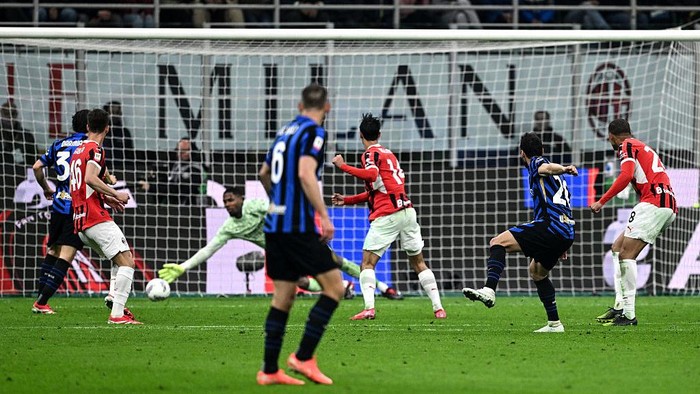 MILAN, ITALY - APRIL 02: Hakan Calhanoglu of Internazionale scores goal during the coppa Italia Semi Final match between AC Milan and FC  Internazionale at Stadio Giuseppe Meazza on April 02, 2025 in Milan, Italy. (Photo by Image Photo Agency/Getty Images)