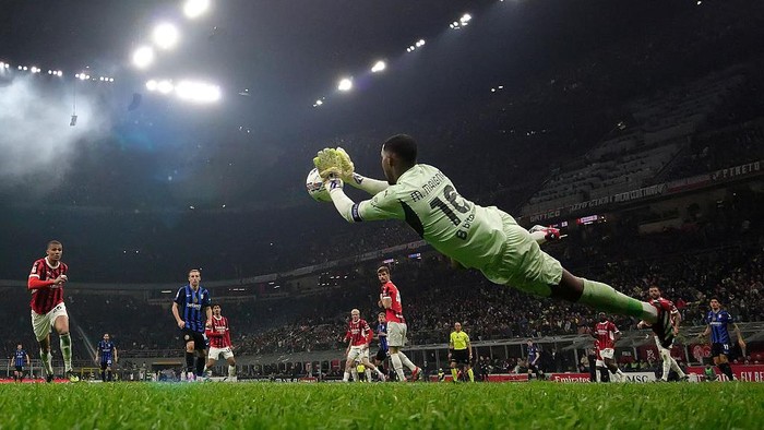 MILAN, ITALY - APRIL 02: (EDITORS NOTE: In this photo taken from a remote camera from behind the goal) Mike Maignan of AC Milan in action during the coppa Italia Semi Final match between AC Milan and FC  Internazionale at Stadio Giuseppe Meazza on April 02, 2025 in Milan, Italy. (Photo by Mattia Ozbot - Inter/Inter via Getty Images)