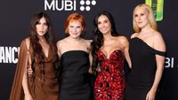Foto: Kedekatan 3 Putri Bruce Willis-Demi Moore, Masih Suka Mandi Bersama