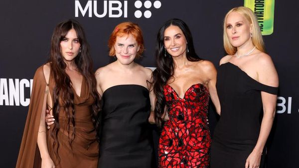 Foto: Kedekatan 3 Putri Bruce Willis-Demi Moore, Masih Suka Mandi Bersama