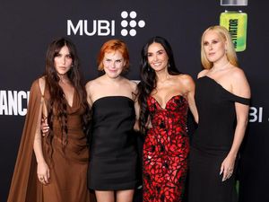 Foto: Kedekatan 3 Putri Bruce Willis-Demi Moore, Masih Suka Mandi Bersama Foto: Kedekatan 3 Putri Bruce Willis-Demi Moore, Masih Suka Mandi Bersama