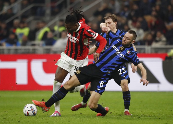 Soccer Football - Coppa Italia - Semi Final - First Leg - AC Milan v Inter Milan - San Siro, Milan, Italy - April 2, 2025 Inter Milans Nicolo Barella and Inter Milans Stefan de Vrij in action with AC Milans Rafael Leao REUTERS/Alessandro Garofalo