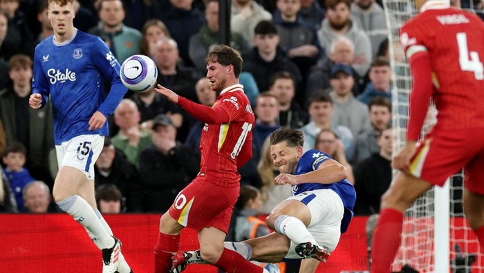 Soccer Football - Premier League - Liverpool v Everton - Anfield, Liverpool, Britain - April 2, 2025 Evertons James Tarkowski fouls Liverpools Alexis Mac Allister REUTERS/Phil Noble EDITORIAL USE ONLY. NO USE WITH UNAUTHORIZED AUDIO, VIDEO, DATA, FIXTURE LISTS, CLUB/LEAGUE LOGOS OR LIVE SERVICES. ONLINE IN-MATCH USE LIMITED TO 120 IMAGES, NO VIDEO EMULATION. NO USE IN BETTING, GAMES OR SINGLE CLUB/LEAGUE/PLAYER PUBLICATIONS. PLEASE CONTACT YOUR ACCOUNT REPRESENTATIVE FOR FURTHER DETAILS..