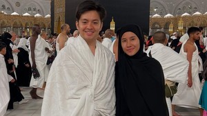Potret Angga Yunanda dan Shenina Lebaran Pertama Sebagai Suami-Istri di Makkah