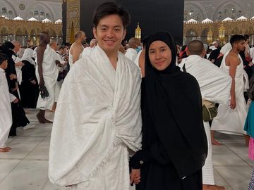 Potret Angga Yunanda dan Shenina Lebaran Pertama Sebagai Suami-Istri di Makkah