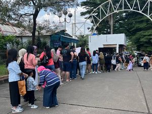 Tekad Warga Antre demi Jajanan Viral Blok M Saat Libur Lebaran: Harus Dapat! Tekad Warga Antre demi Jajanan Viral Blok M Saat Libur Lebaran: Harus Dapat!