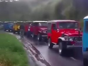 Ratusan Wisatawan Terjebak Macet Panjang di Jalur Bromo Ratusan Wisatawan Terjebak Macet Panjang di Jalur Bromo